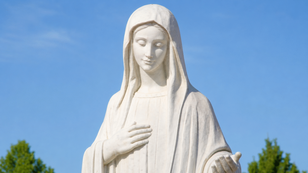 Estatua de la Virgen María en Medjugorje como imagen del artículo sobre elegir el amor frente al odio.